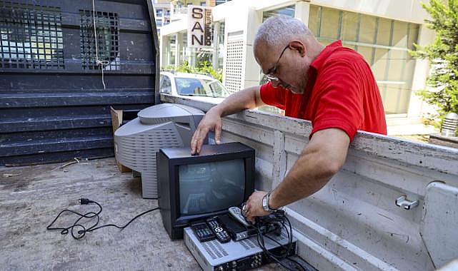 Karşıyaka'da elektronik atıklar, öğrenciler için tablete dönüşüyor