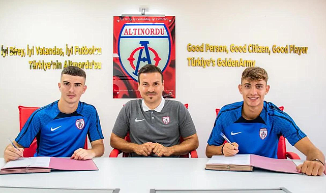 Altınordu'da yüzler gülüyor: 2 genç daha profesyonel oldu