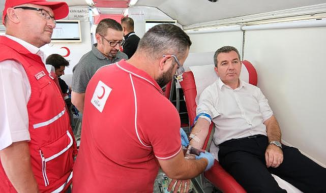 Bergama Belediye Başkanı Hakan Koştu, Kızılay'a destek için kan verdi