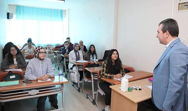 Bergama Belediyesi'nin kursu üniversiteli yaptı