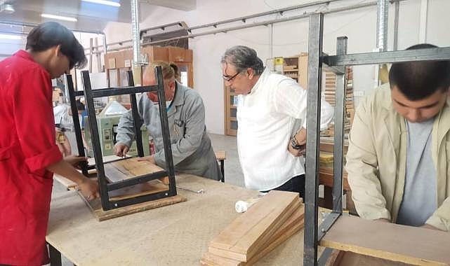 İzmir'de okul sıralarının bakımını gönüllüler yapıyor