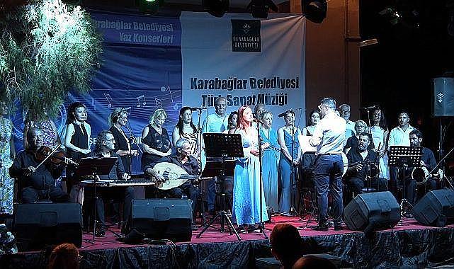 Karabağlar Belediyesi TSM Korosu'ndan renkli konser