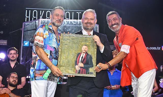 Menemen'de Hakan Altun ve Hüsnü Şenlendirici'den zafer konseri