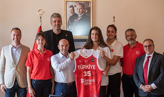 Milli takım oyuncularından Başkan Soyer'e kupa sözü