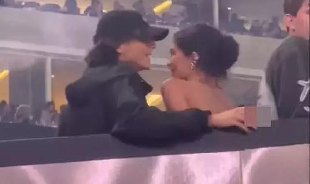 Aşkın ilk fotoğrafı! Aylardır sevgili oldukları iddia ediliyordu: Konserde böyle yakalandılar