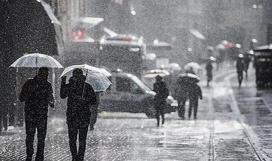 Ceket ve şemsiyeleri hazırlayın: Hava hem soğuyor hem de yağışlı