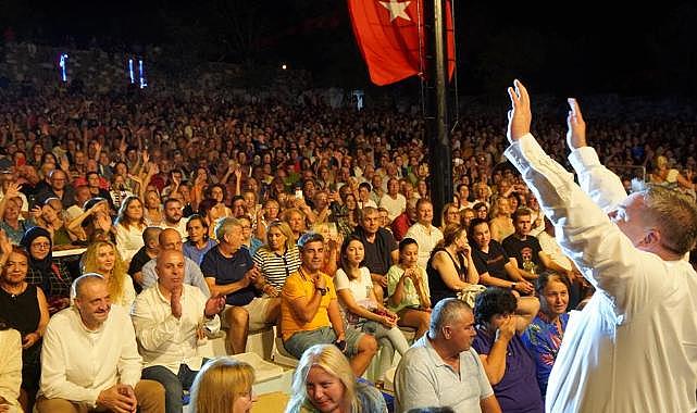 Çeşme ve Alaçatı'da kurtuluş coşkusu Candan Erçetin ve Tan Taşçı ile zirveye çıktı