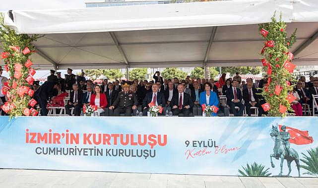 Cumhuriyet Meydanı’nda 101. yıl coşkusu  Soyer: “Zor koşullar engel değil, olsa olsa cesaretimizin kaynağıdır”