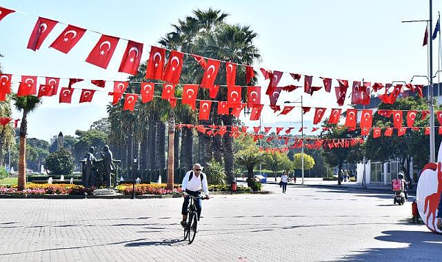 35 bin metrekare Türk bayraklarıyla donatıldı