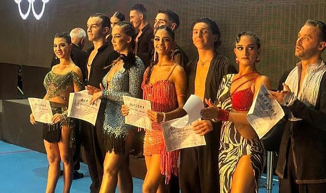 İzmir Dans Atölyesi'nin dans sporu takımı sporcuları uluslararası şampiyonluklar alarak ülkemizi en iyi şekilde temsil ettiler.