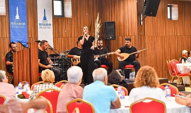 İzmir’de huzurevi sakinleri unutulmadı