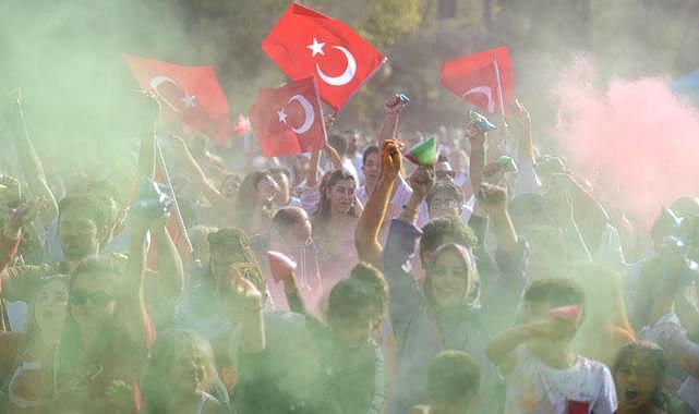 İzmirli gençler 100’üncü yıla Kültürpark’ta merhaba dedi