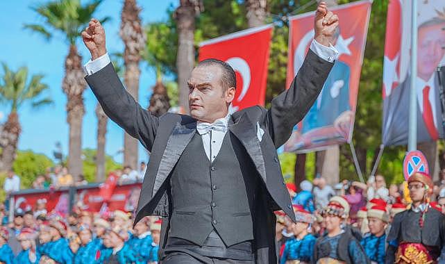 Menemen'de On Binler Cumhuriyet Aşkıyla Yürüdü