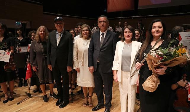 Narlıdere Belediyesi Çocuk Senfoni Orkestrası ve Şefika Kutluer, Cumhuriyetimizin 100.Yılı için Sahne aldı