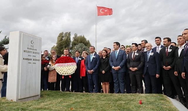 Bülent Ecevit'e gitti: Genel Başkanımızın ve Başbakanımızın huzurundayız