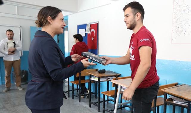 Filiz Başkan'dan 10 Kasım'da Efes Selçukı gençliğine Atatürk hediyesi