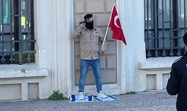 İzmir’de bir kişi kafasına silah dayayıp İsrail bayrağının üzerine basarak eylem yaptı