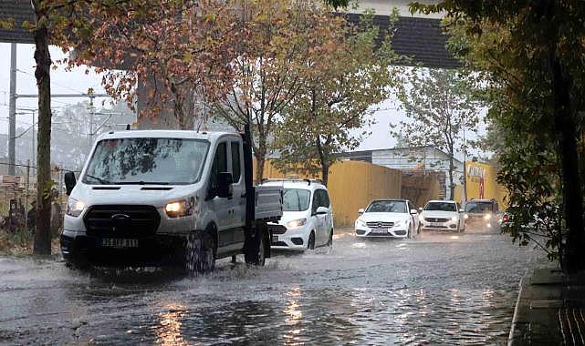 İzmir'de Sağanak Yağış Cadde ve Sokakları Göle Çevirdi