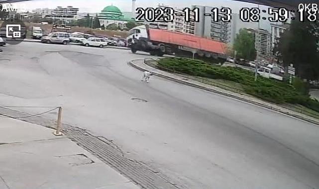İzmir'de tırın virajı alamayarak devrilme anı güvenlik kamerasında