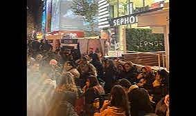 Kadıköy'de kozmetik mağazası izdihamı