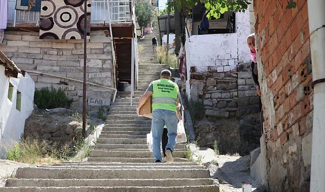 Gıda paketi, eşya desteği, beslenme kartı: Bayraklı'da örnek dayanışma