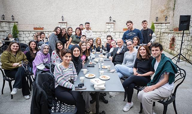 Başkan Soyer, Buca’da 24 saat yaşayan kütüphanede gençlerle buluştu