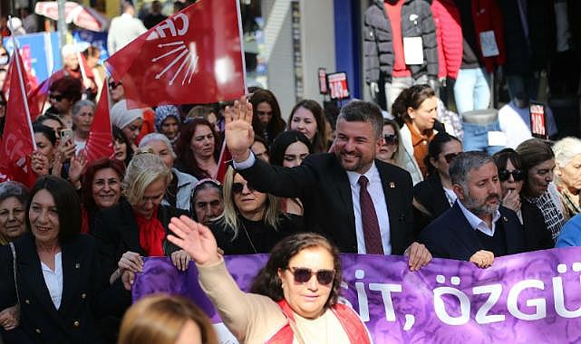 CHP'li Duman'dan 8 Mart buluşması... Annesinin elini öptü, Kadınlar Günü'nü kutladı
