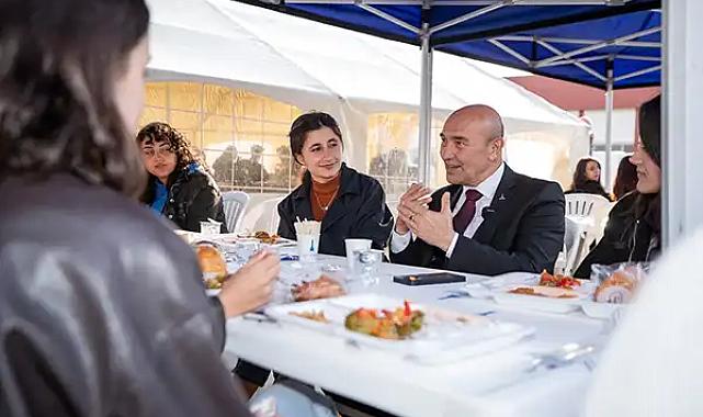 İzmir'de üniversitelilere ücretsiz yemek: Soyer öğrenci sofrasına konuk oldu