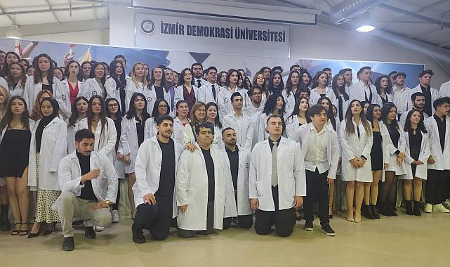 İzmir Demokrasi Üniversitesi 14 Mart Tıp Bayramı'nı Öğrencileriyle Kutladı
