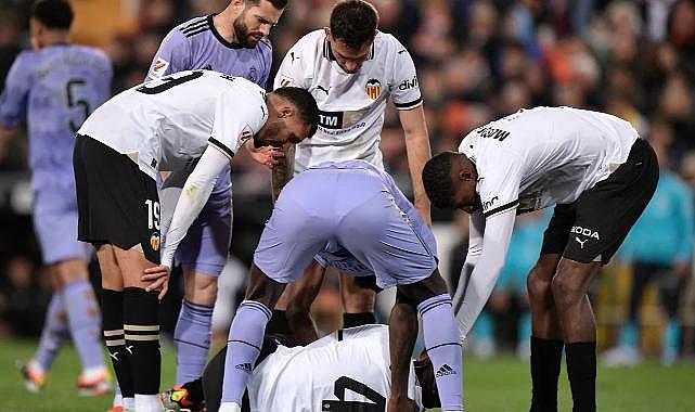 Real Madrid maçında sakatlanan Mouctar Diakhaby'nin yürüyebilmesi bile çok zor! Ünlü doktor acı haberi açıkladı