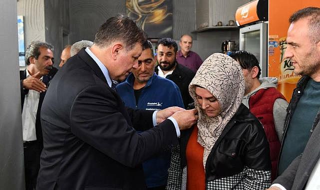 Tugay'dan Bayraklı çıkarması... AK Parti'den CHP'ye geçenlere parti rozetini taktı