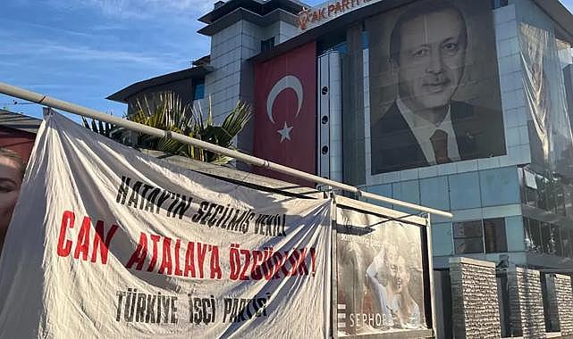 AKP İzmir il binası önüne Can Atalay pankartı astılar