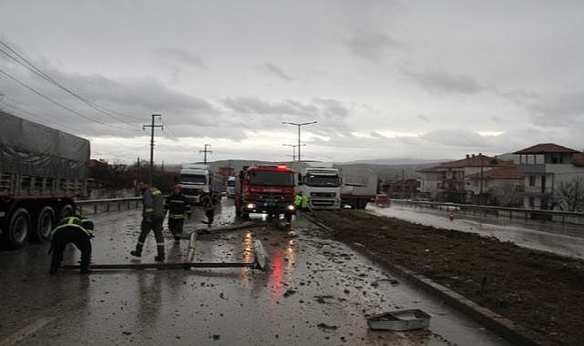 Manisa'da feci kaza: Kontrolden çıkan tır refüje çarparak durdu