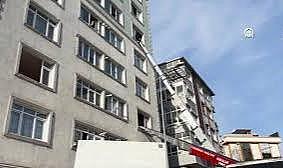 İstanbul'da kentsel dönüşüm sırasında bir binada çatlaklar oluştu: Tahliye kararı