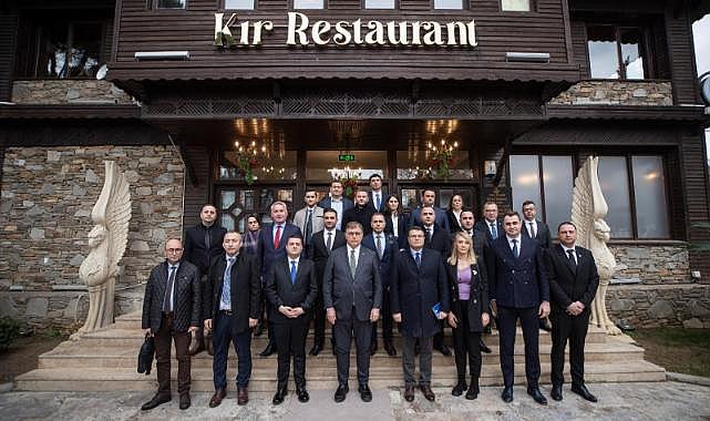 "İzmir'in ana arterlerini yenileyeceğiz"