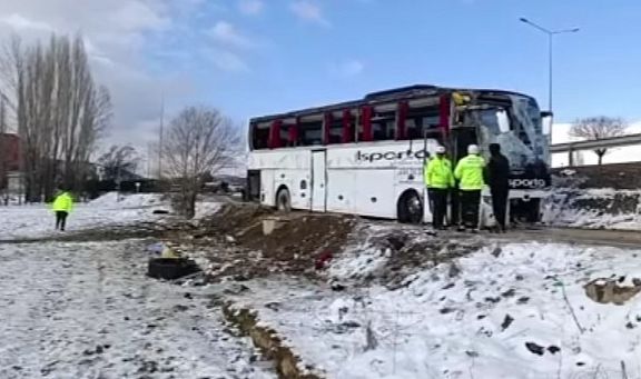 Afyonkarahisar'da kontrolden çıkan yolcu otobüsü devrildi: 1 can kaybı 25 yaralı