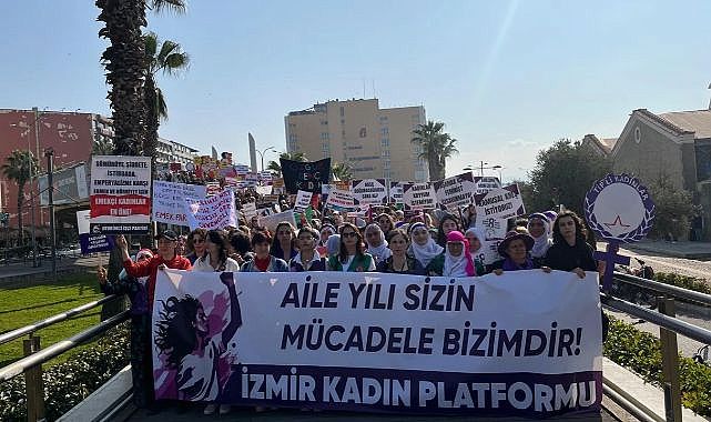 İzmir'de 8 Mart eylemleri başladı: Kadınlardan 'Aile Yılı'na veto!