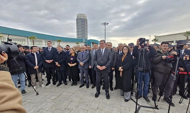 İzmir'de Otobüsler Artık Mavi Olacak! Tugay: Nazar Boncuklu Hatırlanacaklar!