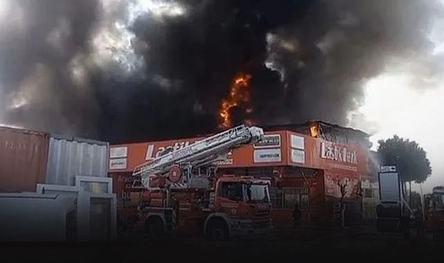 İzmir'de Sanayi Sitesi'nde yangın paniği... Alevler iş yerlerine sıçradı