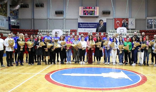 İzmir Hentbol Takımı'ndan 8 Mart’a özel jest: Kadın çalışanlar sahada çiçeklerle karşılandı