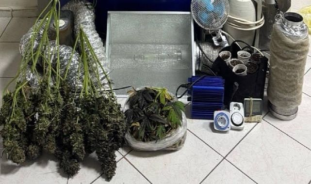 Menderes'te kapıcı dairesine yapılan operasyonda evin içinden yüklü miktarda uyuşturucu madde çıktı