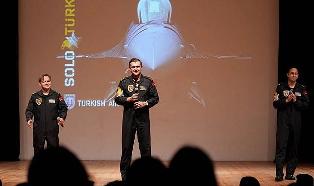 SOLOTÜRK pilotları İzmir'de üniversite öğrencileriyle buluştu