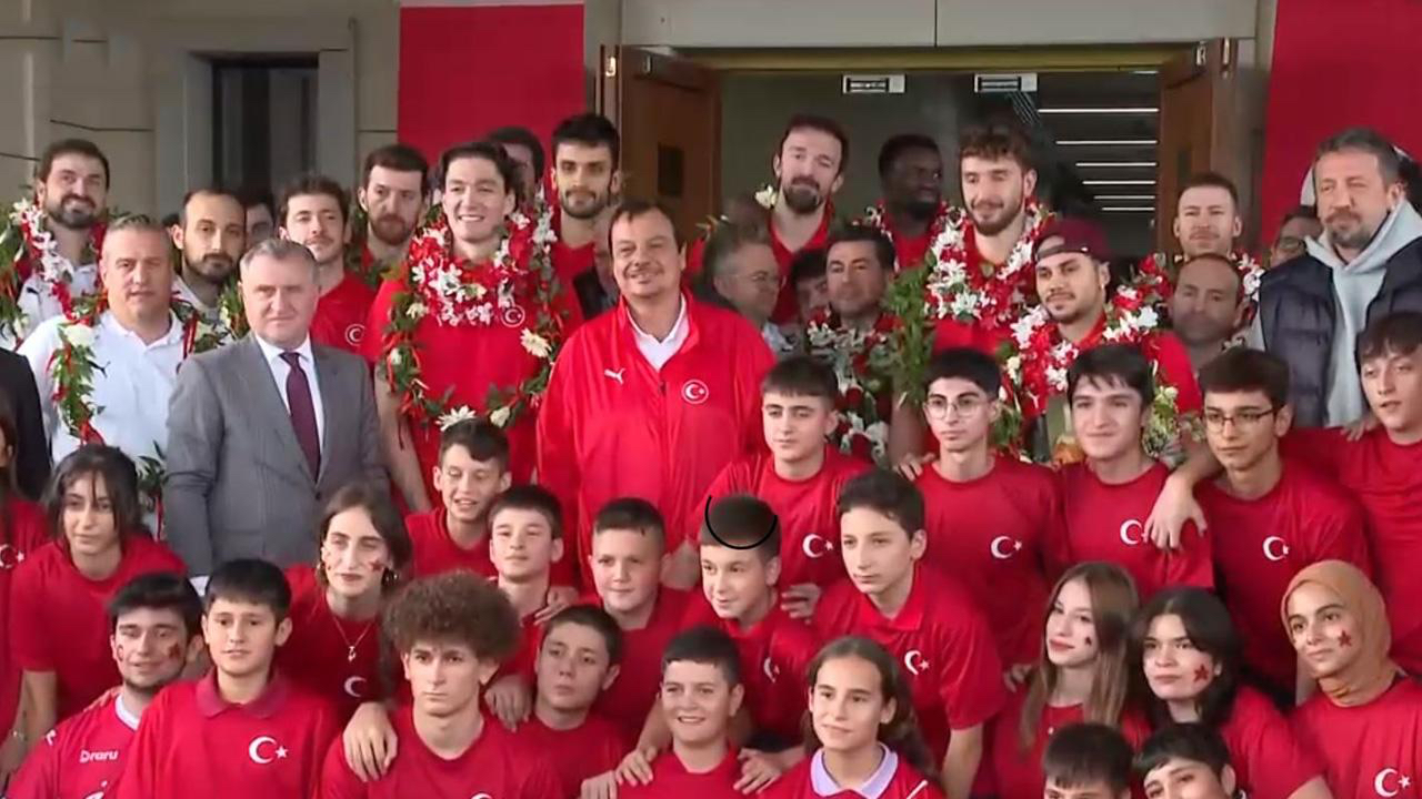 Avrupa ikincisi 12 Dev Adam yurda döndü
