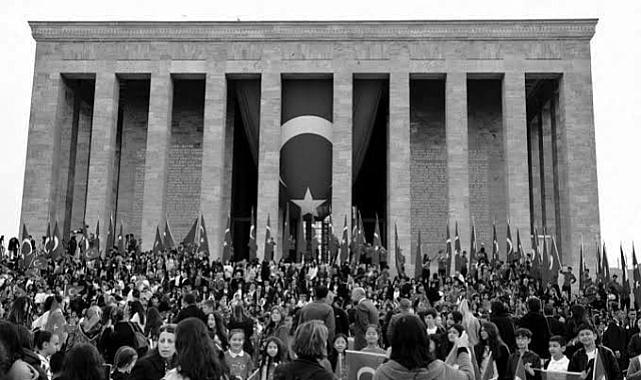 HERKES ŞAPKASINI ÇIKARSIN; EN BÜYÜK DEVRİMCİYİ SELAMLAYACAĞIZ…