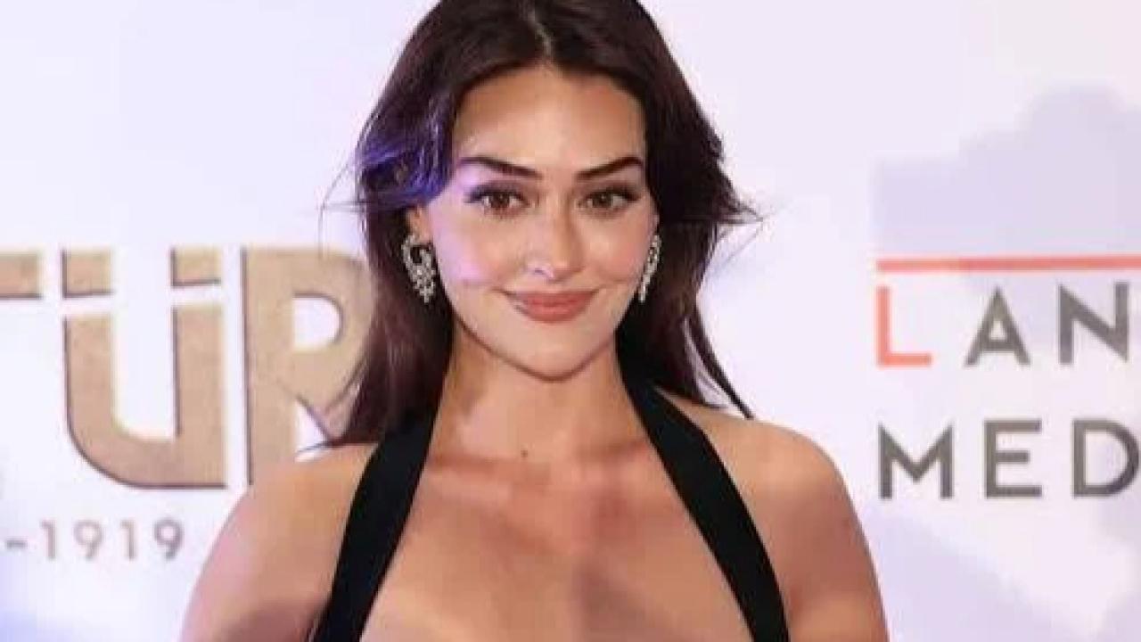 Esra Bilginç çalışmalarına ara verdi.Reklam çalışmaları kazancına yetiyor.