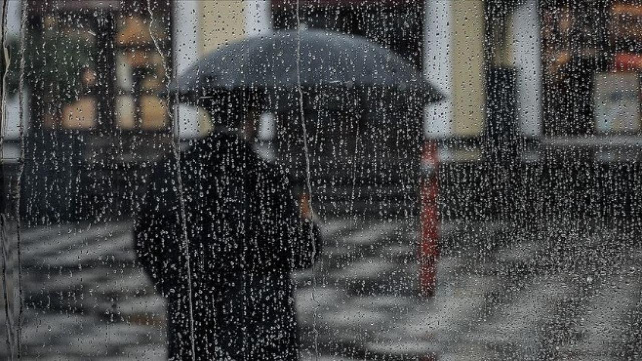 İzmir’de sağanak yağış ulaşımı aksattı: Vapur seferleri iptal edildi