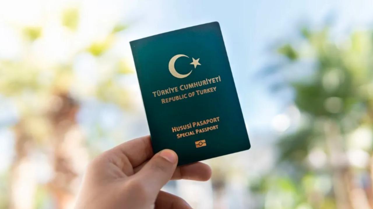 Yeşil pasaport sahiplerini üzecek haber: Vize zorunluluğu mu geliyor?