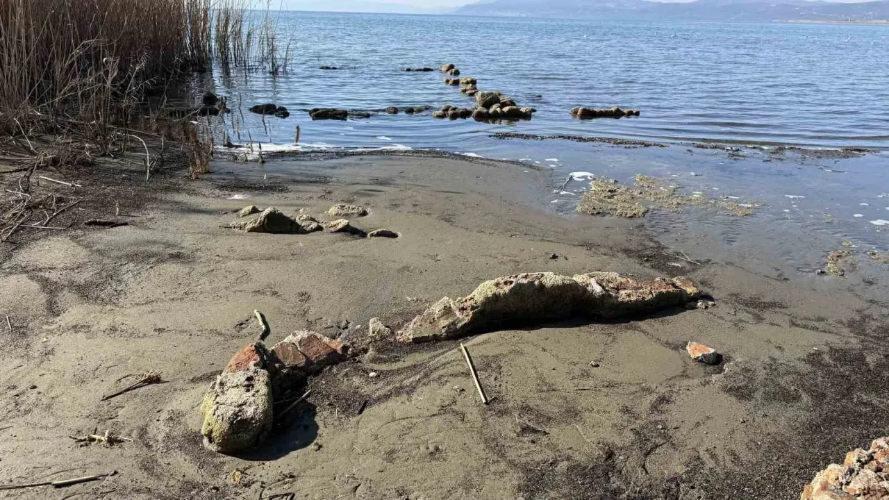 İznik Gölü’nde Sular Çekildi: Yeni Tarih Gün Yüzüne Çıktı
