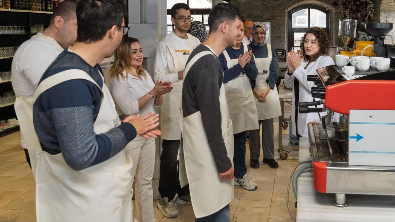 İzmir’de Otizmli Gençler Barista Olma Yolunda: Meslek Fabrikası’nda Eğitim Heyecanı