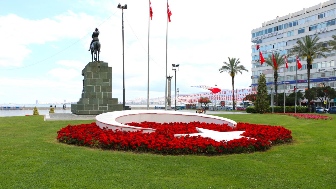 İzmir Yazı Çiçek Açarak Karşılıyor